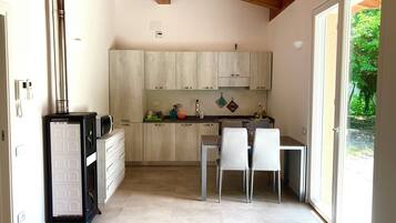 Frigorifero, microonde, forno, piano cottura