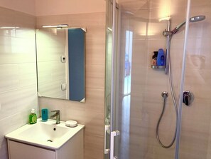 Doccia, asciugacapelli, bidet, asciugamani