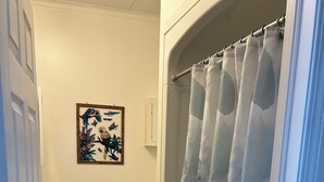 Dusj, håndklær, såpe og toalettpapir