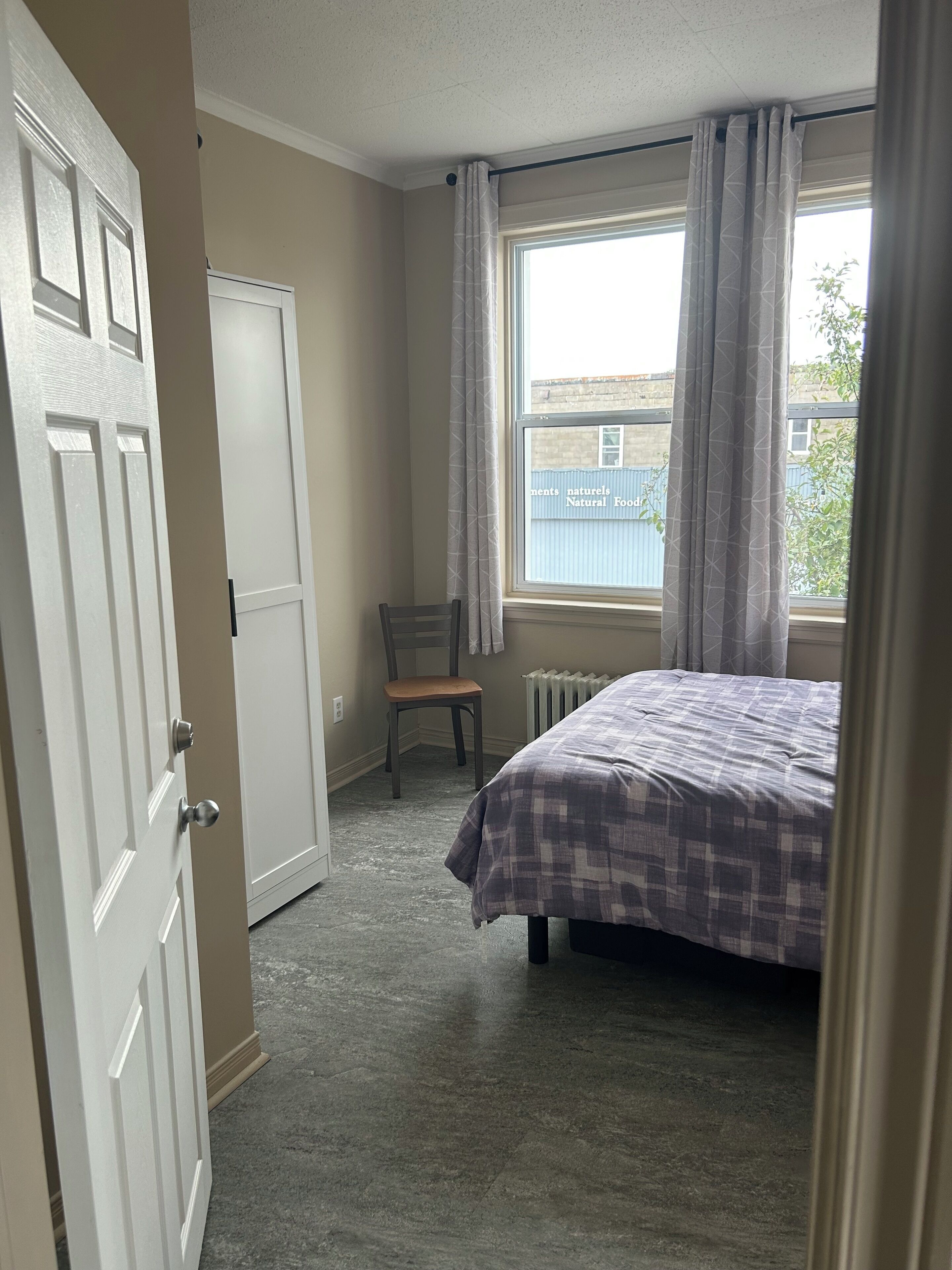 Tabla de planchar con plancha, wifi, ropa de cama