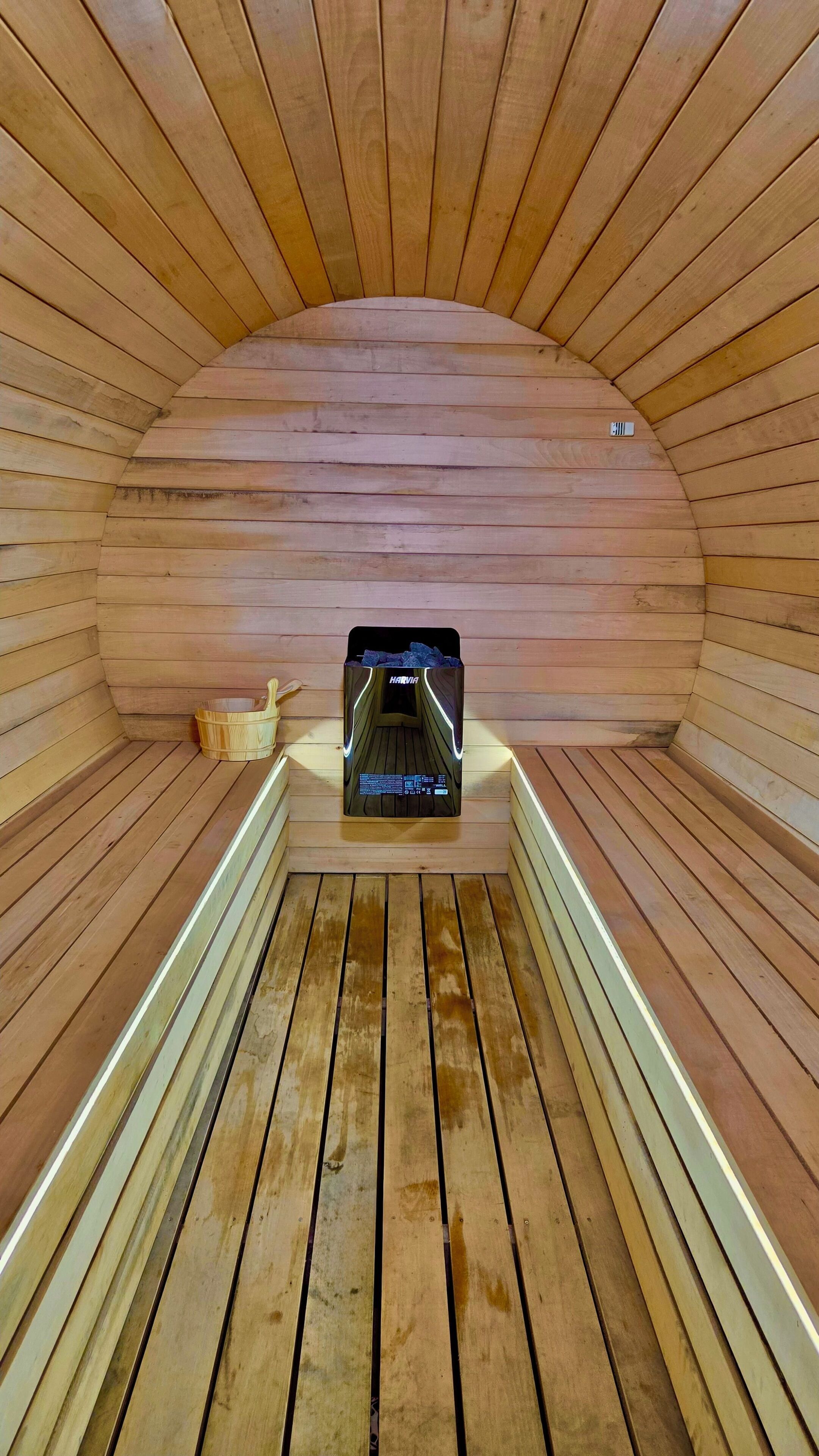 Sauna, jossa on puuseinät ja penkki.