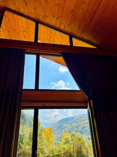 Charming 1-bedroom cottage with AC in cozy Sioni