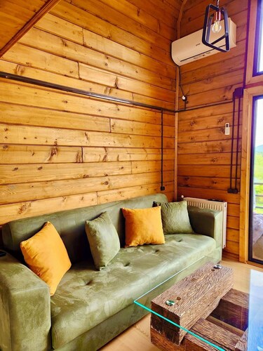 Charming 1-bedroom cottage with AC in cozy Sioni