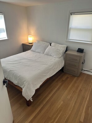 Iron/ironing board, WiFi, bed sheets - Charming 3 -Bedroom House (Randolph)