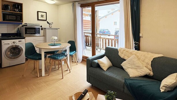 A compact living space with a kitchenette, a dining area, and a sofa. - Studio ski-in/ski-out with large balcony at Les Orres (Les Orres)
