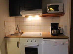 Mikrowelle, Geschirrspüler, Wasserkocher mit Kaffee-/Teezubehör, Toaster