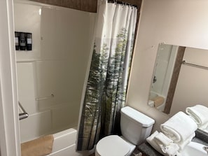 提供毛巾、廁紙