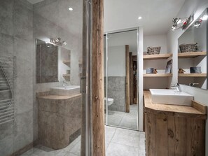 A modern bathroom with a glass shower enclosure, a wooden vanity, and a large mirror. - Chalet in Saint-Gervais-les-Bains, 11 ppl, sauna, Wi-Fi, parking (Saint-Gervais-les-Bains)