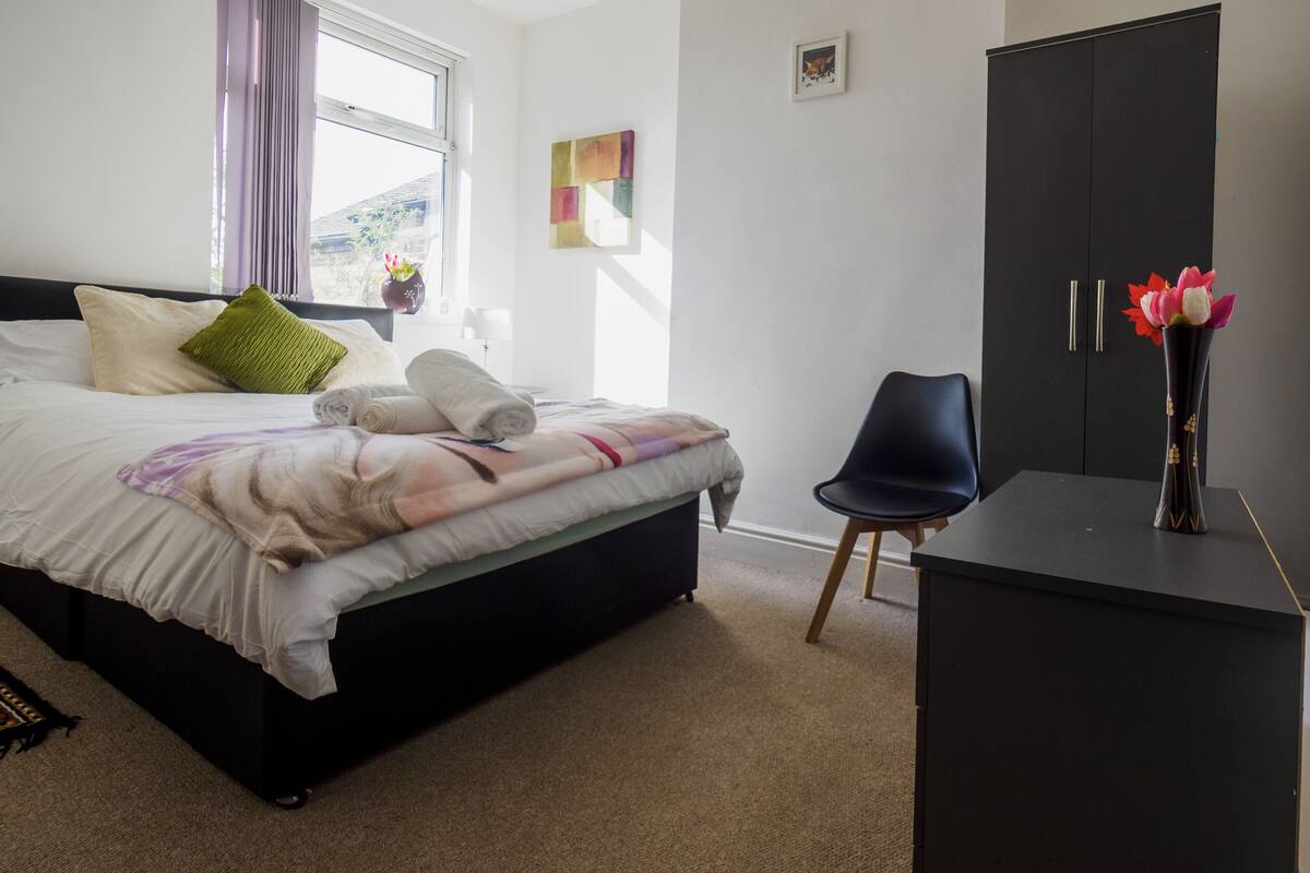 Quarto casal, vista para o jardim | Ferros/tábuas de passar roupa