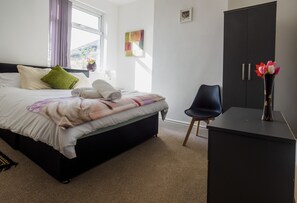 Habitación doble, vistas al jardín | Tabla de planchar con plancha