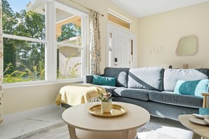 Smart TV, ping pong, books, offices - Soak, Play, Ride & Beach — Your Florida Escape (Palm Coast)