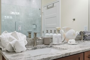 Shower, towels - Soak, Play, Ride & Beach — Your Florida Escape (Palm Coast)