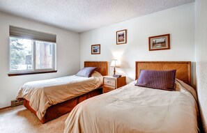 Iron/ironing board, WiFi, bed sheets - Comfortable 2-bedroom condo in Breckenridge for your getaway (Breckenridge)