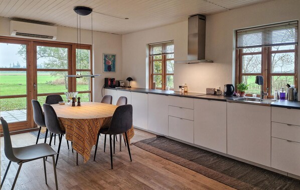 Kylskåp, mikrovågsugn, ugn och spishäll