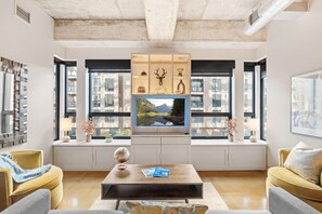 Departamento (2 Bedrooms) | Sala de estar | Televisión