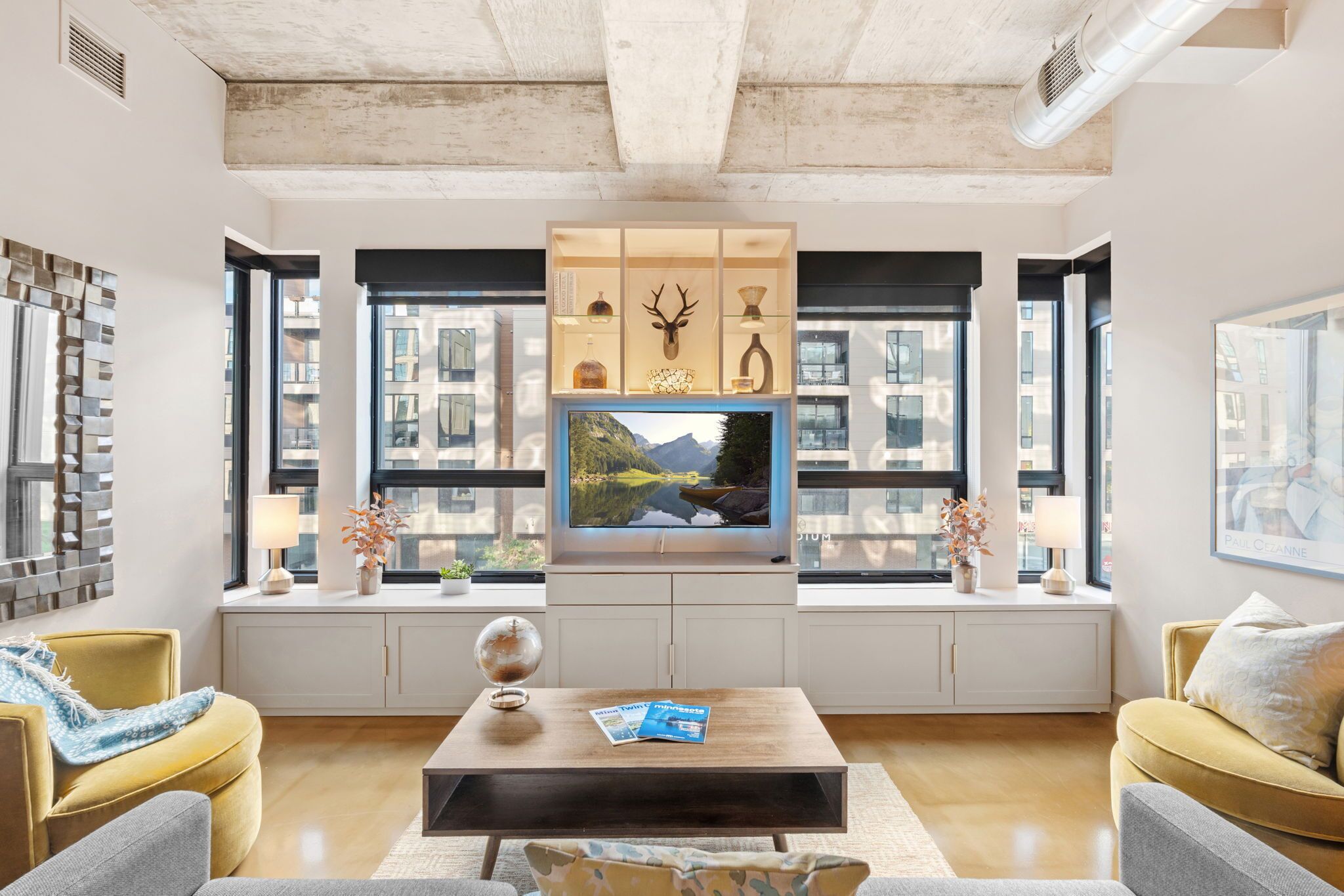 Apartamento (2 Bedrooms) | Sala de estar | Una televisión