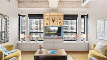 Apartamento (2 Bedrooms) | Sala de estar | Una televisión