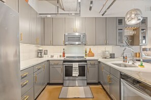 Apartment (2 Bedrooms) | Private kitchen | Microwave, oven, stovetop, dishwasher - Sable 205 - Two Bedroom (Minneapolis)
