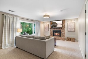 Biệt thự (5 Bedrooms) | Khu phòng khách | TV, lò sưởi, sách 