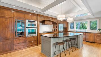 Vila (5 Bedrooms) | Cozinha privada | Micro-ondas, fogão, cooktop, lava-louças