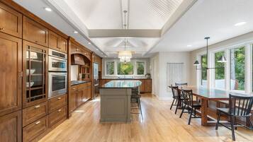 Villa (5 Bedrooms) | Private kitchen | Microwave, oven, stovetop, dishwasher