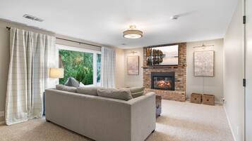 Vila (5 Bedrooms) | Área de estar | TV, lareira, livros