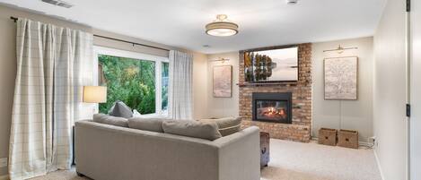 Villa (5 Bedrooms) | Área de sala de estar | Televisión, chimenea y libros