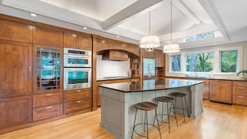 Villa (5 Bedrooms) | Private kitchen | Microwave, oven, stovetop, dishwasher