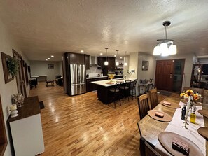 Dining - Spacious 4-bedroom home centered in the countryside only 6 minutes from downtown (Eugene)