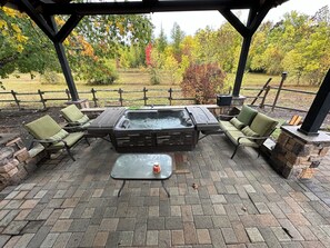 Outdoor spa tub - Spacious 4-bedroom home centered in the countryside only 6 minutes from downtown (Eugene)