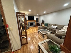 TV, fireplace - Spacious 4-bedroom home centered in the countryside only 6 minutes from downtown (Eugene)