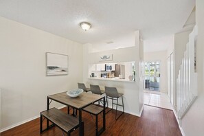 Dining - Peaceful Lakeside Stay with Private Screened Patio-Community Pool-Near Beaches (Bradenton)