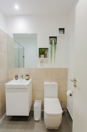 Dusche, umweltfreundliche Kosmetikartikel, Handtücher, Seife