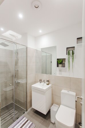 Shower, eco-friendly toiletries, towels, soap - Exclusive One bedroom Apartment at Oasis Park (Accra)