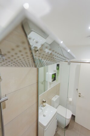Shower, eco-friendly toiletries, towels, soap - Exclusive One bedroom Apartment at Oasis Park (Accra)