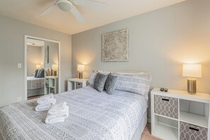 3 bedrooms, iron/ironing board, travel cot, free WiFi - It's All NEW & Near Disney! Designer Kitchen, Sleeps 6, NO Steps, Patio, Pool (Kissimmee)