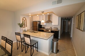 Fridge, microwave, oven, stovetop - It's All NEW & Near Disney! Designer Kitchen, Sleeps 6, NO Steps, Patio, Pool (Kissimmee)