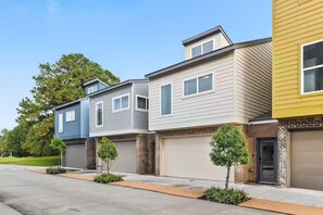 Exterior - Short & Extended Stays ▪ Full Kitchen ▪ Workspace ▪ Garage ▪ Washer/Dryer (Lafayette)