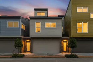 Exterior - Short & Extended Stays ▪ Full Kitchen ▪ Workspace ▪ Garage ▪ Washer/Dryer (Lafayette)