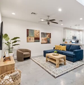 Smart TV, computer monitors - Short & Extended Stays ▪ Full Kitchen ▪ Workspace ▪ Garage ▪ Washer/Dryer (Lafayette)