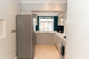 Fridge, microwave, oven, stovetop - House - Sleeps 5 - Ensuite Bedrooms (Camberley)