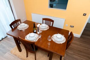 Dining - House - Sleeps 5 - Ensuite Bedrooms (Camberley)