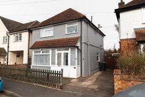 Exterior - House - Sleeps 5 - Ensuite Bedrooms (Camberley)