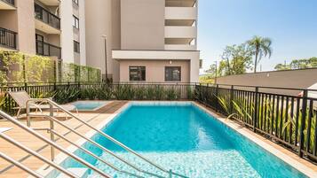 2 hồ bơi ngoài trời