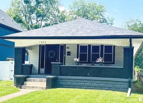 Cozy 2-bedroom house in beautiful Indianapolis with AC
