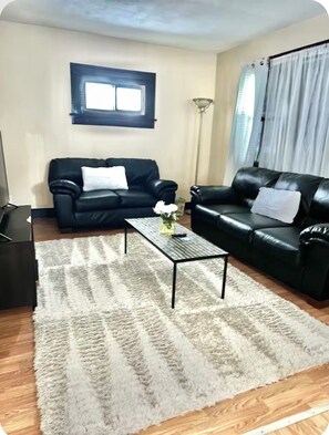 Smart TV, books - Cozy 2-bedroom house in beautiful Indianapolis with AC (Indianapolis)