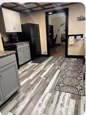 Paper towels - Cozy 2-bedroom house in beautiful Indianapolis with AC (Indianapolis)
