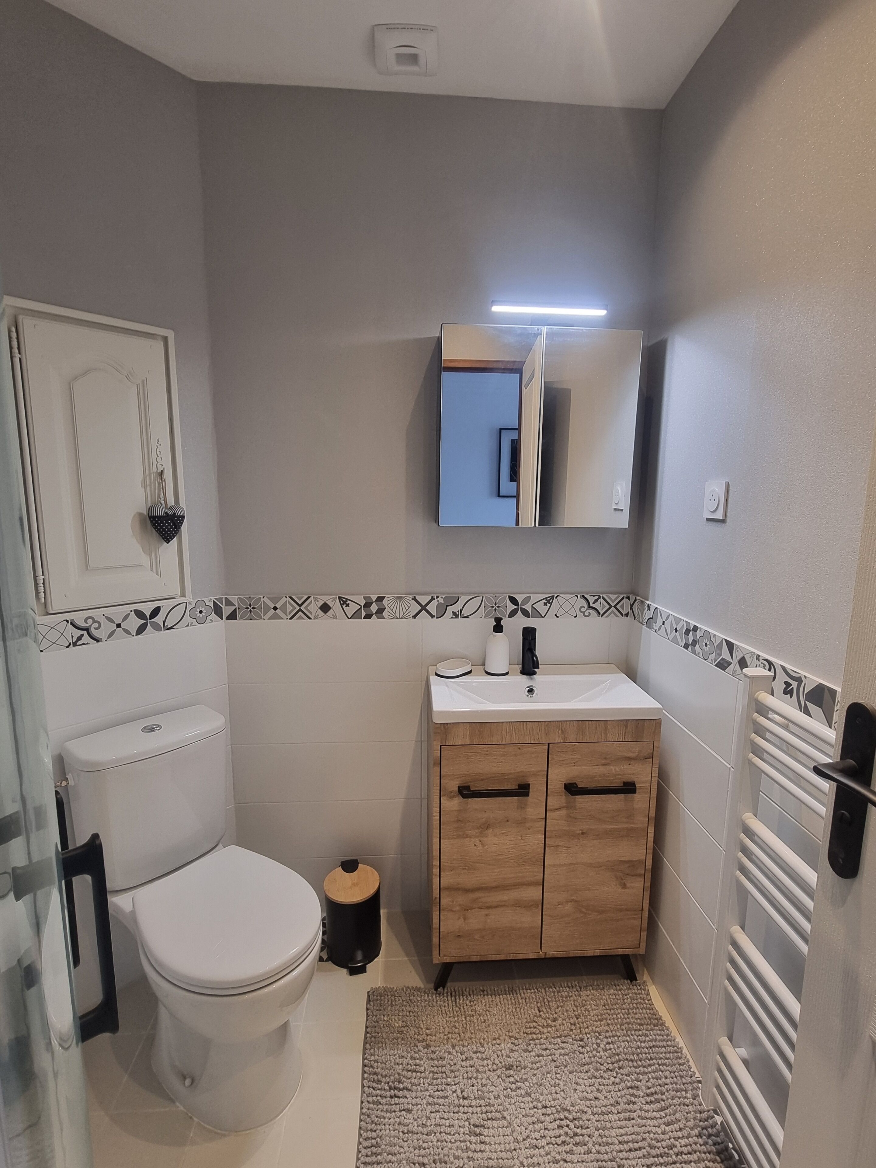 Hårføner, håndklær, såpe og toalettpapir