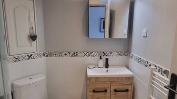 SĂšche-cheveux, serviettes fournies, savon, papier toilette