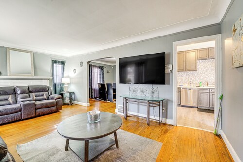 Pet-Friendly Home: 9 Mi to Ford Field